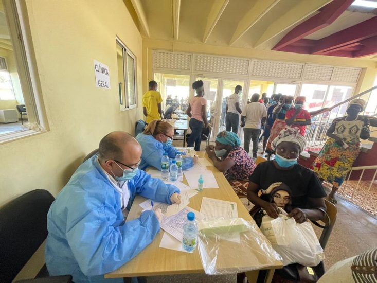 Caimaneros prestam solidariedade participando em consultas medica gratuitas no âmbito do programa da caimanero denominada saúde nas comunidades.