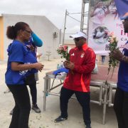 PRESIDENTE DA ASSOCIAÇÃO DOS CAIMANEROS  HOMENAGEIA MULHERES CAIMANERAS