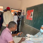 CAIMANEROS PRESTAM SOLIDARIEDADE PARTICIPANDO EM CONSULTAS MEDICA GRATUITAS NA COMUNA DA VILA FLOR