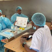 CAIMANEROS PRESTAM SOLIDARIEDADE PARTICIPANDO EM CONSULTAS MEDICA GRATUITAS NA COMUNA DA VILA FLOR