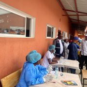 CAIMANEROS PRESTAM SOLIDARIEDADE PARTICIPANDO EM CONSULTAS MEDICA GRATUITAS NA COMUNA DA VILA FLOR