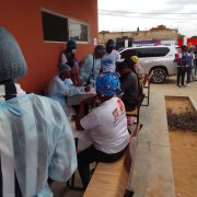 CAIMANEROS PRESTAM SOLIDARIEDADE PARTICIPANDO EM CONSULTAS MEDICA GRATUITAS NA COMUNA DA VILA FLOR